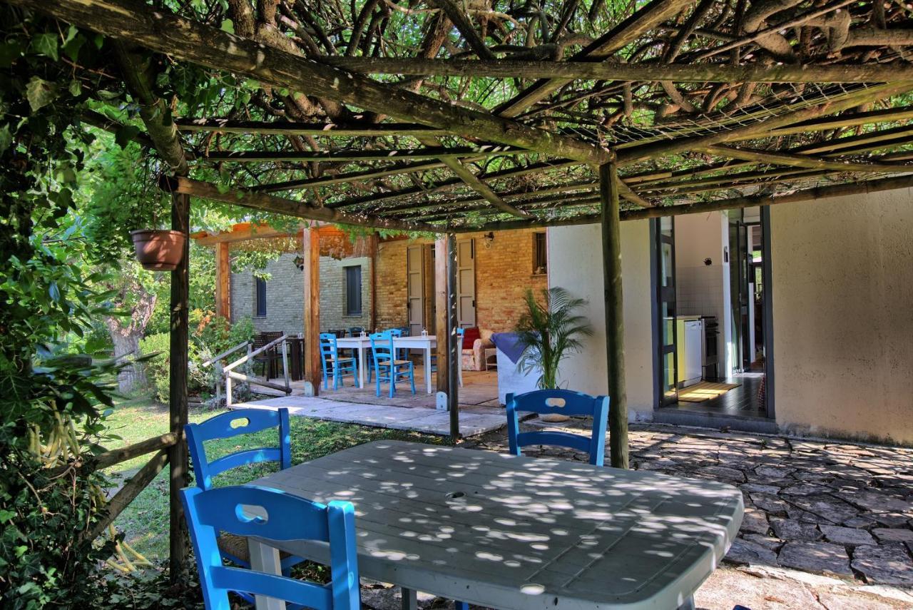 Grande Villa Storica Per Vacanze Con Giardino Privato E Piscina Ostra Bagian luar foto