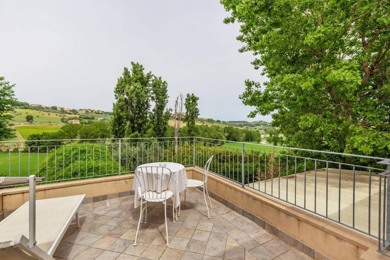 Grande Villa Storica Per Vacanze Con Giardino Privato E Piscina Ostra Bagian luar foto