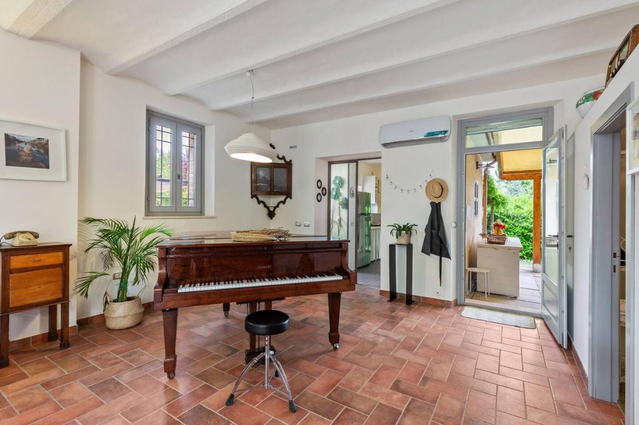 Grande Villa Storica Per Vacanze Con Giardino Privato E Piscina Ostra Bagian luar foto
