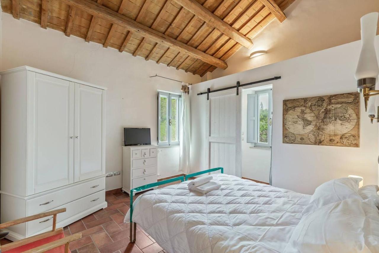 Grande Villa Storica Per Vacanze Con Giardino Privato E Piscina Ostra Bagian luar foto