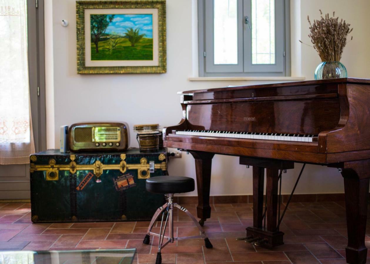 Grande Villa Storica Per Vacanze Con Giardino Privato E Piscina Ostra Bagian luar foto